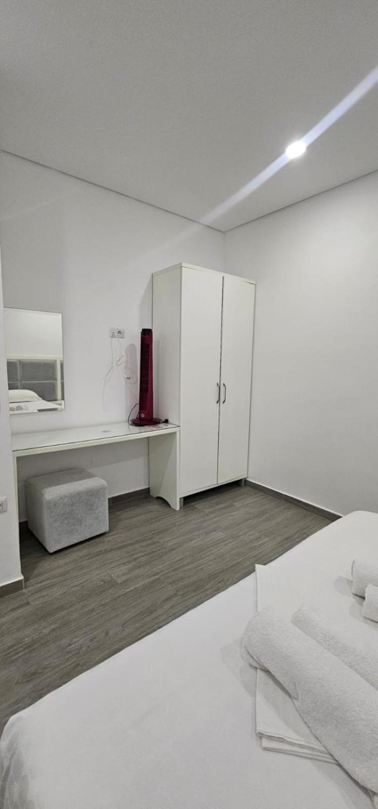 Edina By Hp Hotel Sarandë Buitenkant foto